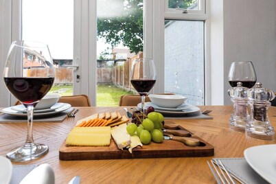 Hazel House, 3BR, Crawley, Free Wifi, Parking , Gatwick