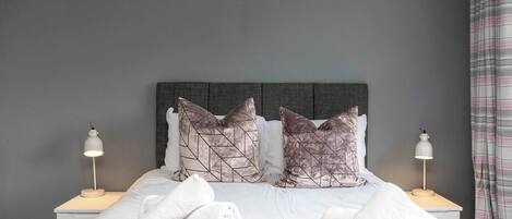 3 عدّة غرف نوم ومكواة/لوح كي وواي فاي وملاءات أسرّة