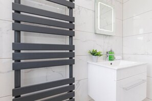 Sèche-cheveux, serviettes fournies