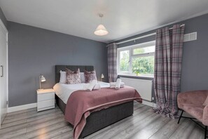 3 bedrooms, iron/ironing board, WiFi, bed sheets