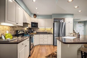 Kühlschrank, Mikrowelle, Herdplatte, Geschirrspüler