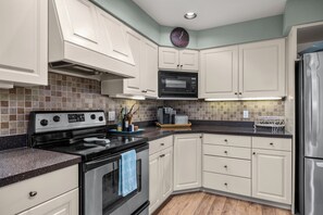 Frigorífic, microones, placa de cuina i rentaplats 