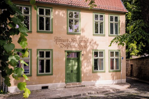 Übernachten im Denkmal, mit Blick in die Bäume mitten in der Altstadt