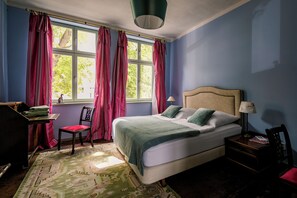 1 bedroom, WiFi, bed sheets - Spend the night in a monument with a view of the trees in the middle of the old town (Halberstadt)