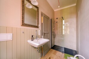 Shower, towels, soap, toilet paper - Spend the night in a monument with a view of the trees in the middle of the old town (Halberstadt)
