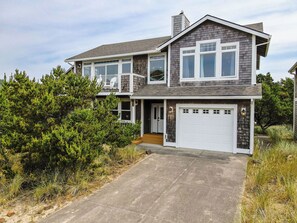 Exterior - Lazy Days! 4 bed, steps to beach. Spacious. Dog Ok! (Pacific City)