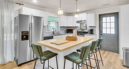 Spacious 4-bedroom house with WiFi and Large Patio in charming Goose Creek