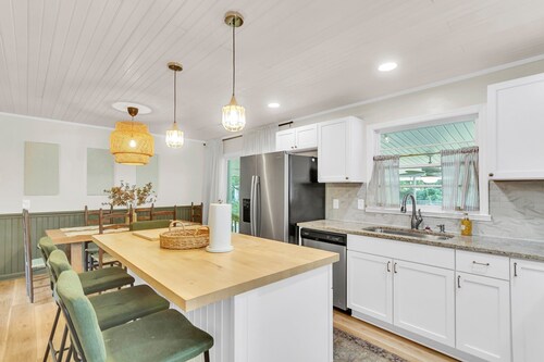 Spacious 4-bedroom house with WiFi and Large Patio in charming Goose Creek