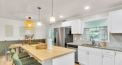 Spacious 4-bedroom house with WiFi and Large Patio in charming Goose Creek