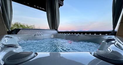 Relax With View – Panoramic Hideaway with Jacuzzi, Sauna & Absolute Calm