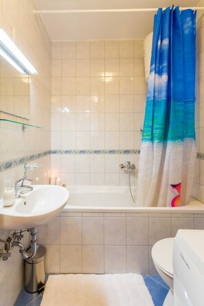 Appartement | Salle de bain | Baignoire, sèche-cheveux