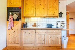 Kühlschrank, Ofen, Geschirrspüler, Kochgeschirr/Geschirr/Besteck