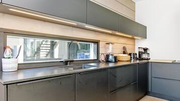 Geladeira, micro-ondas, lava-louças