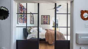 4 quartos, escrivaninha, ferros/tábuas de passar roupa