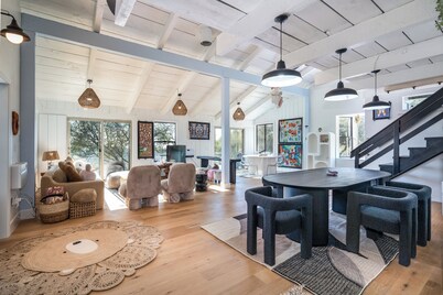 Modern family friendly cabin near Yosemite. BBQ. Deck. WiFi. AC. Pet friendly.
