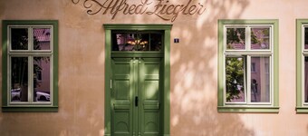 Spend the night in a monument, heavenly bed in the middle of the old town