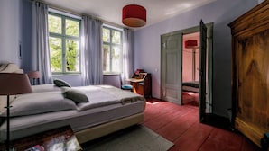 Ein Schlafzimmer mit einem Bett, einem Schreibtisch und einem Kleiderschrank.