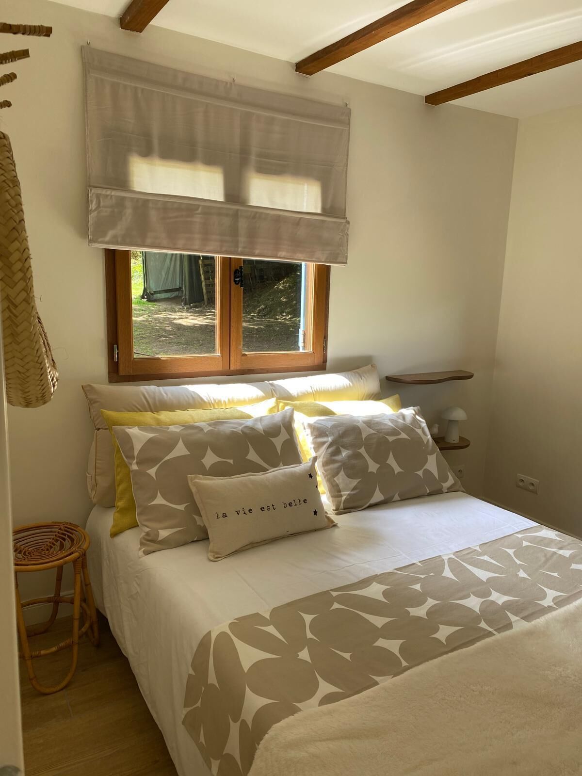 2 多间卧室、客房内保险箱、免费 WiFi、床单