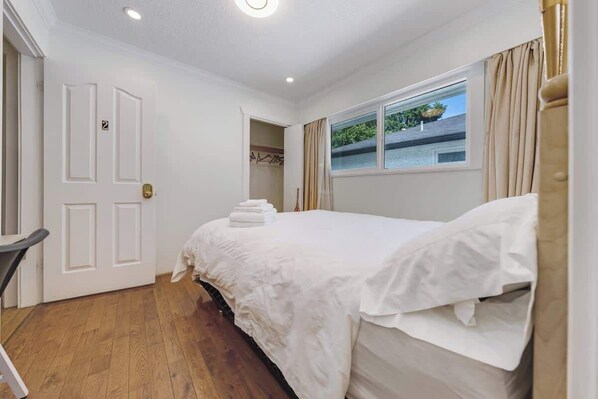 3 bedrooms, iron/ironing board, WiFi, bed sheets