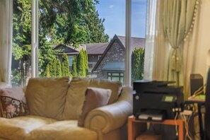 Televisión y oficina 