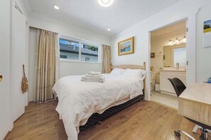 3 bedrooms, iron/ironing board, WiFi, bed sheets