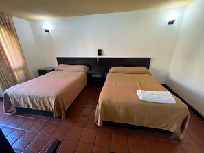 1 bedroom, iron/ironing board, WiFi, bed sheets - Hotel Villa Capri, 2 camas dobles 4 Huéspedes (Morelia)