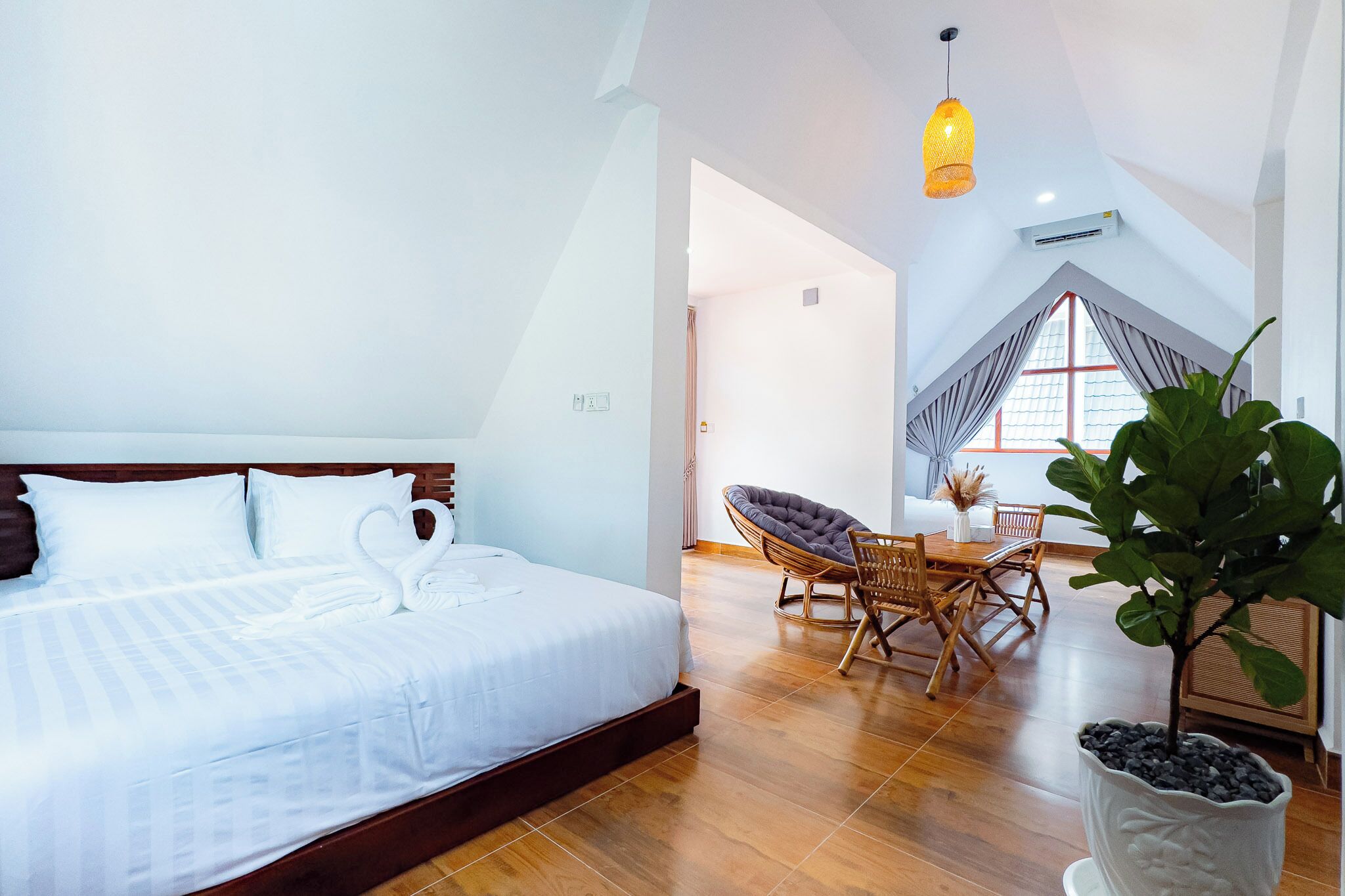 Habitación Deluxe con 2 camas individuales, balcón, vistas al jardín | Ropa de cama hipoalergénica, escritorio, wifi gratis y ropa de cama