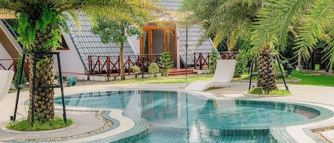 Una piscina al aire libre