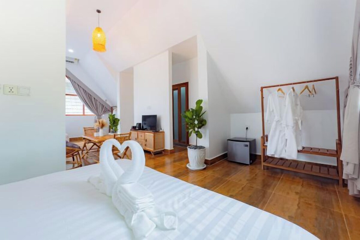 Hypo-allergenic bedding available, desk, WiFi (free), bed sheets