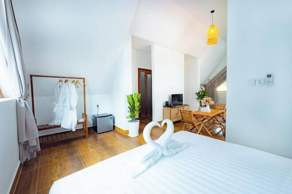 Hypo-allergenic bedding available, desk, WiFi (free), bed sheets