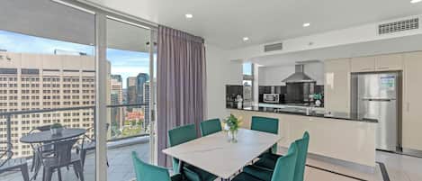 Three Bedroom Three Bathroom Apartment | Oleskelualue | Televisio