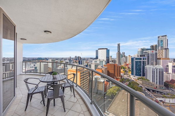 Three Bedroom Three Bathroom Apartment | Balkon