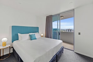Three Bedroom Three Bathroom Split Level City View Penthouse | Tabla de planchar con plancha, wifi gratis y ropa de cama
