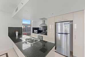 Three Bedroom Three Bathroom Apartment | Cuisine privée | Réfrigérateur, un four, surface de cuisson, lave-vaisselle