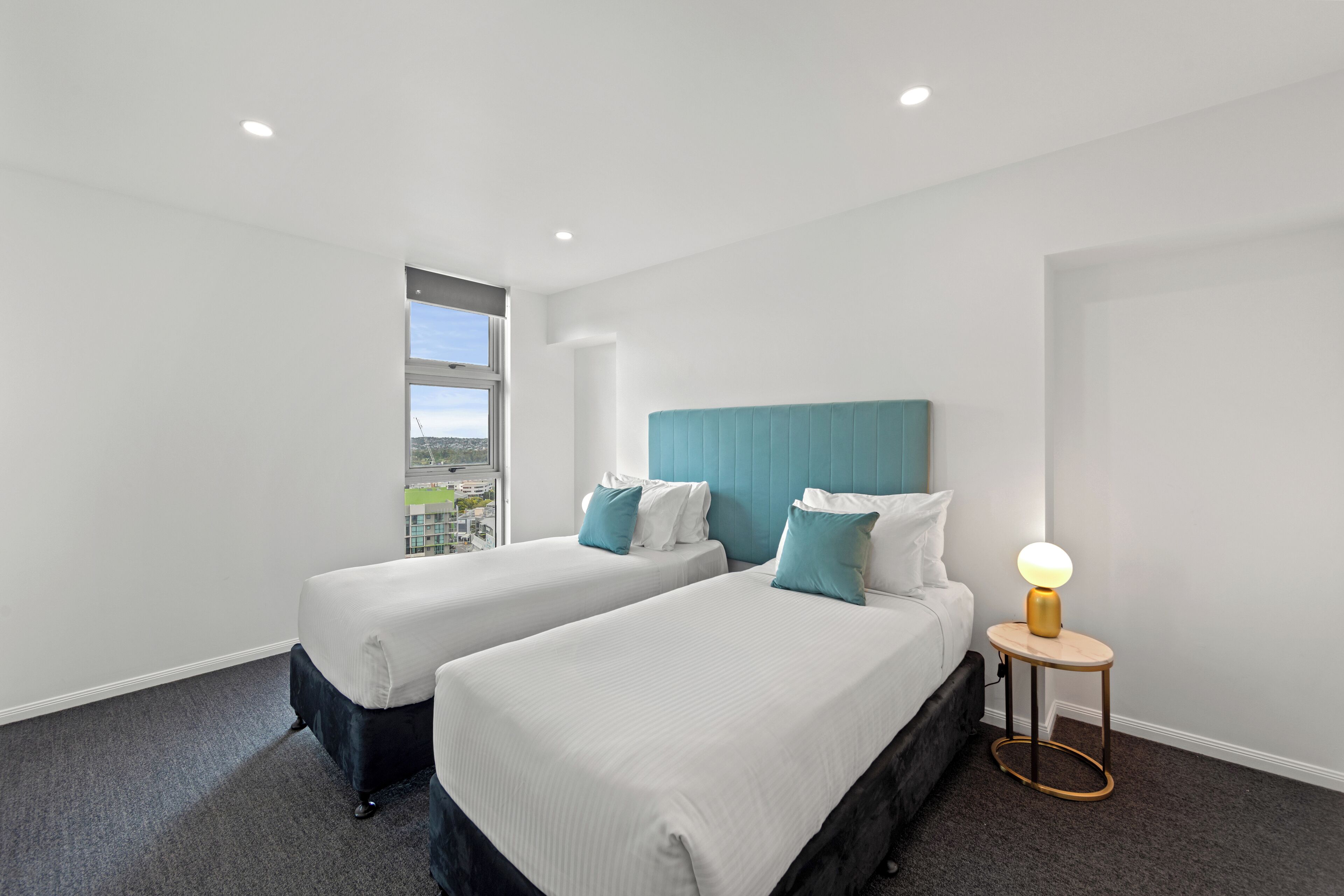 Three Bedroom Three Bathroom Apartment | Fer et planche à repasser, accès au Wi-Fi (inclus), literie fournie