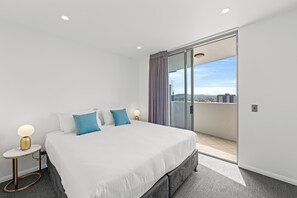 Three Bedroom Three Bathroom Apartment | アイロン / アイロン台、WiFi (無料)、ベッドシーツ