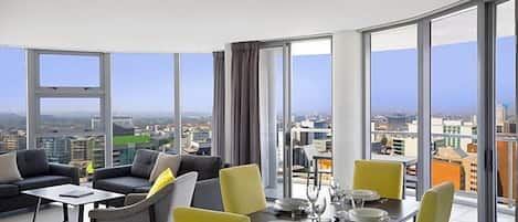 Three Bedroom Three Bathroom Split Level City View Penthouse | Vardagsrum | Tv