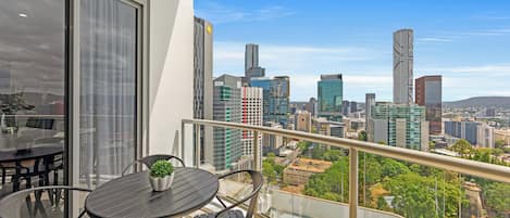 Three Bedroom Three Bathroom Split Level City View Penthouse | 部屋からの景観