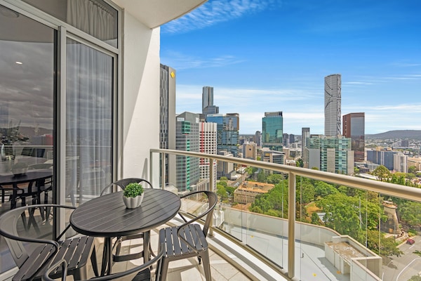 Three Bedroom Three Bathroom Split Level City View Penthouse | Vista do quarto