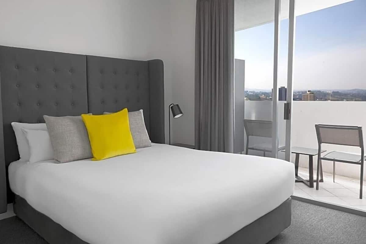 Three Bedroom Three Bathroom Split Level City View Penthouse