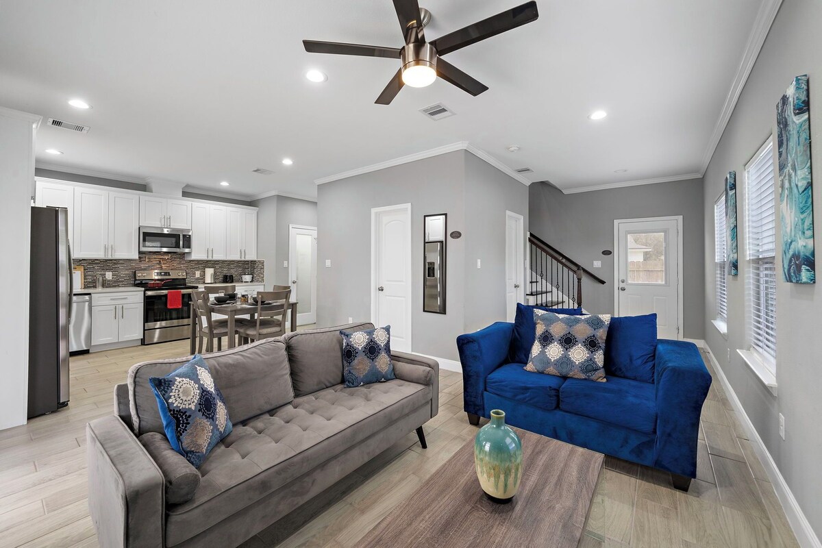 Photo 2 of Gated I 2.5 Bath + Laundry I Near NRG + Medical Center + HOU airport