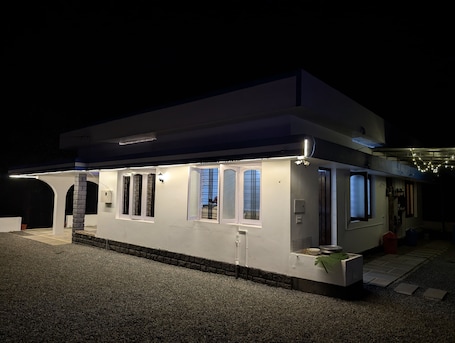 Exterior. Charming 2-bedroom estatestay with AC, WiFi and swimming pool