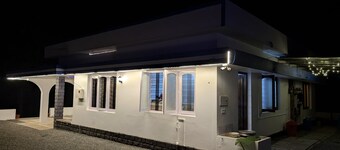 Charming 2-bedroom estatestay with AC, WiFi and swimming pool