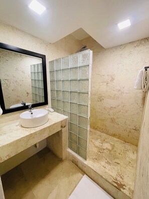 Haartrockner, Handtücher, Seife, Toilettenpapier