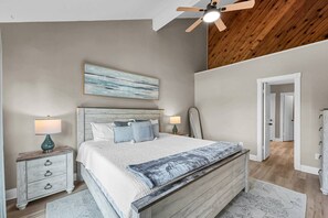 3 bedrooms, iron/ironing board, free WiFi, bed sheets - 3 BR Montgomery Retreat | King Suite | Private Deck | Gated Community Near Lake Conroe (Montgomery)