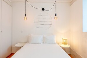 2 bedrooms, iron/ironing board, internet, bed sheets