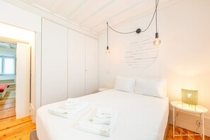 2 bedrooms, iron/ironing board, internet, bed sheets