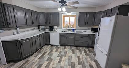 Glacial Lakes Retreat- 4-bedroom house with WiFi and AC in charming Webster