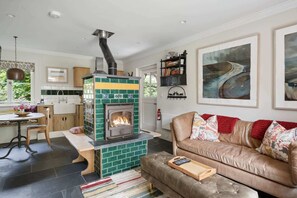 TV, fireplace, stereo, offices - Dabinett, Set in Beautiful Gardens, Parking (Somerset)