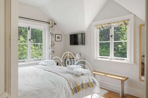 2 bedrooms, desk, iron/ironing board, WiFi - Dabinett, Set in Beautiful Gardens, Parking (Somerset)